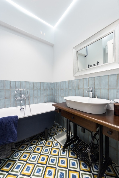 Ванная комната с отдельно стоящей ванной и яркой цементной плиткой Luxemix на полу