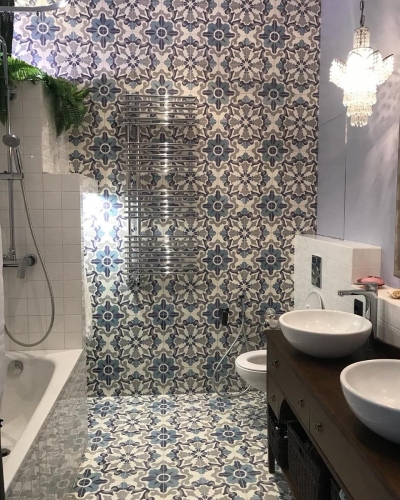 Ванная комната с красивой узорной плиткой Luxemix на стенах