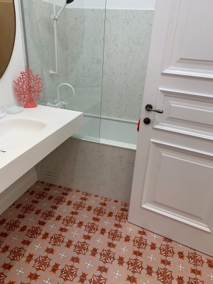 Цементная плитка с красным узором для ванной