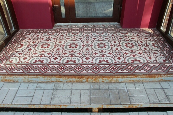 Квадратная цементная плитка с ковровым красно-белым узором