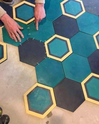 Шестиугольная цементная плитка ручной работы от Luxemix с узором "Honeycomb"