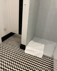 Ванная комната с черно-белой плиткой Luxemix