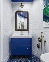 Санузел с синей плиткой на полу. Плитка "Одуванчик", "Лучики" в ванной комнате.