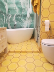 Яркая желтая шестиугольная плитка в ванной комнате.