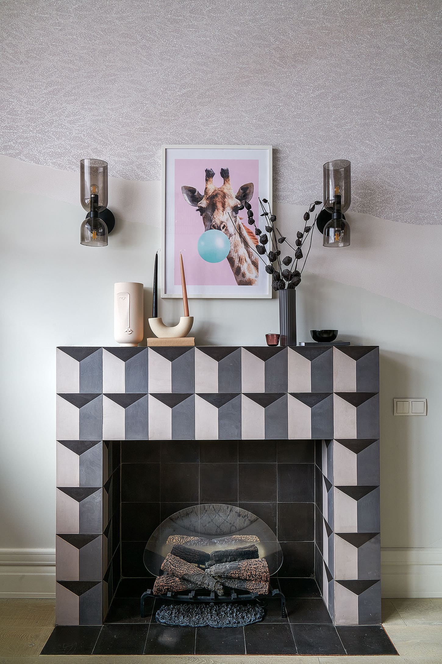Фотография комнаты с камином, отделанным черно-белой цементной плиткой Luxemix ручной работы